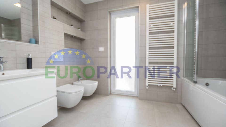Exklusive Designer-Doppelhaushälfte mit Swimmingpool und Blick in die Natur, Poreč, 2 km vom Meer entfernt