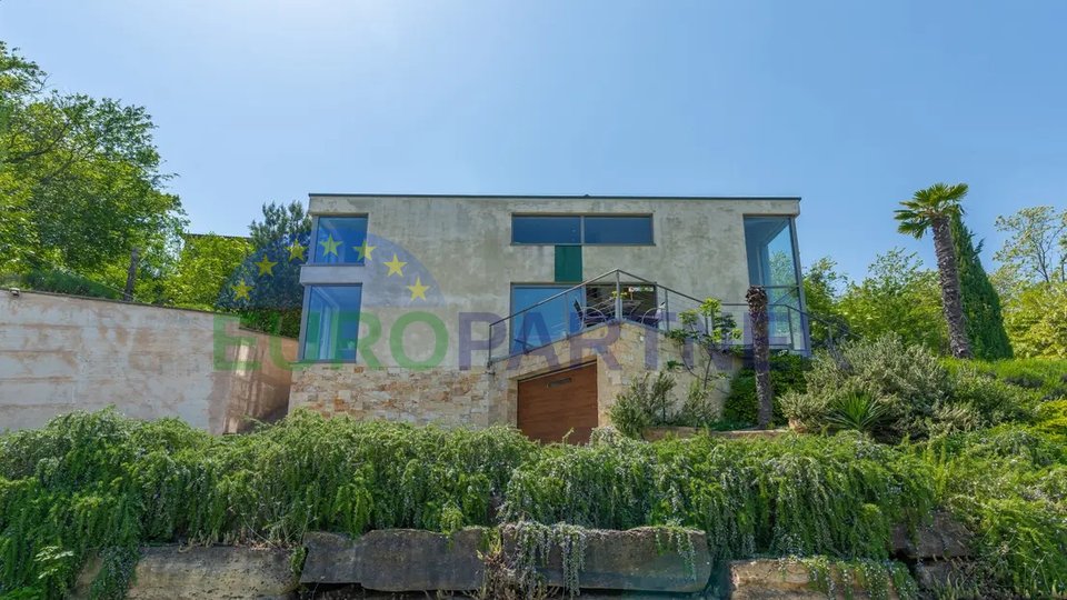 Una villa dal design unico con una splendida vista su Montona