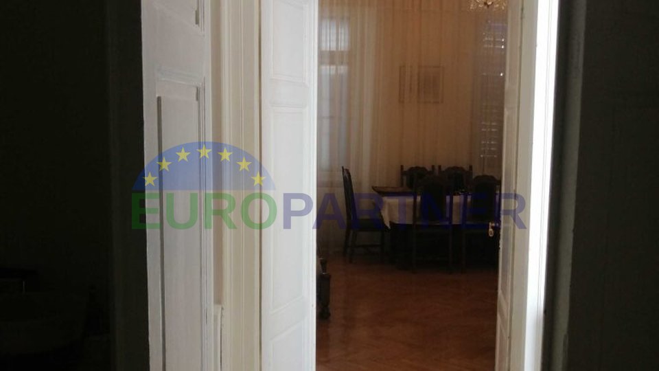 Pula center - apartment for sale 120 m2 with a separate small apartment and a parking space