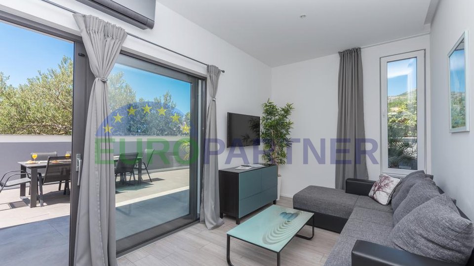 Apartment house with pool and sea view, Makarska, for sale