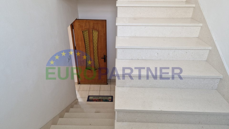 Spacious 4 room apartment with large terrace and garage, over 100 m2, Kaštela