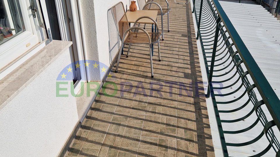 Spacious 4 room apartment with large terrace and garage, over 100 m2, Kaštela