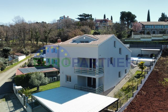 Una bella casa con piscina e vista sul mare, vicino a Parenzo, a 2 km dalla spiaggia