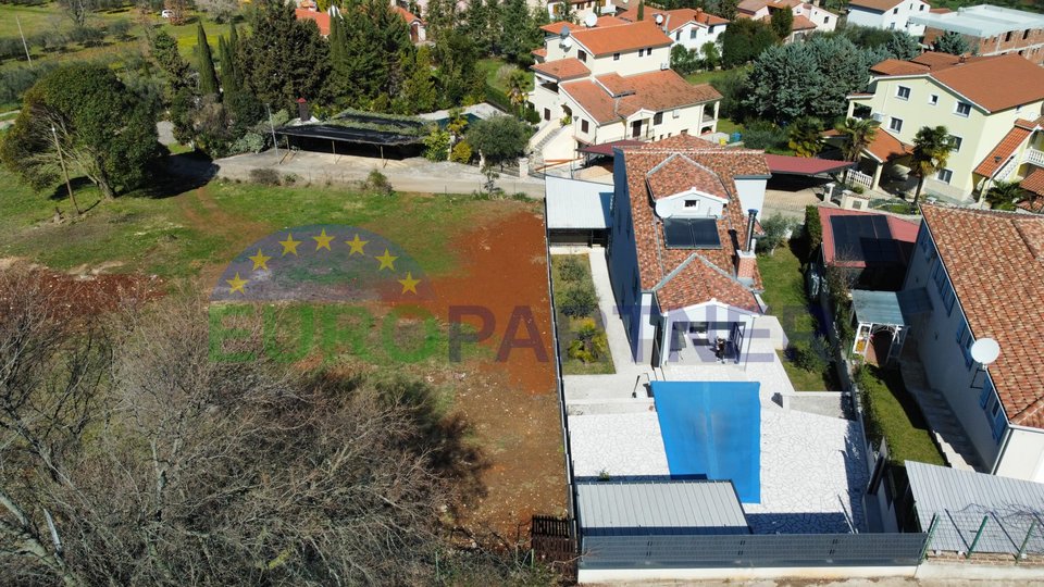 Una bella casa con piscina e vista sul mare, vicino a Parenzo, a 2 km dalla spiaggia