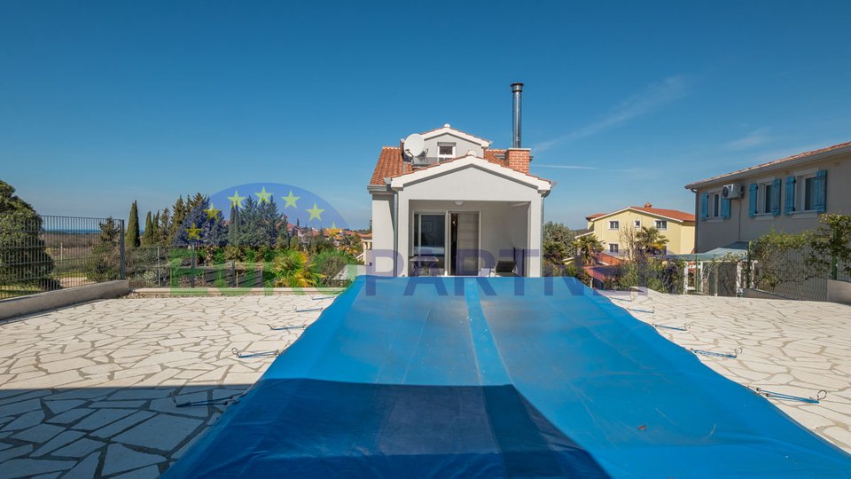Ein schönes Haus mit Swimmingpool und Meerblick, in der Nähe von Poreč, 2 km vom Strand entfernt