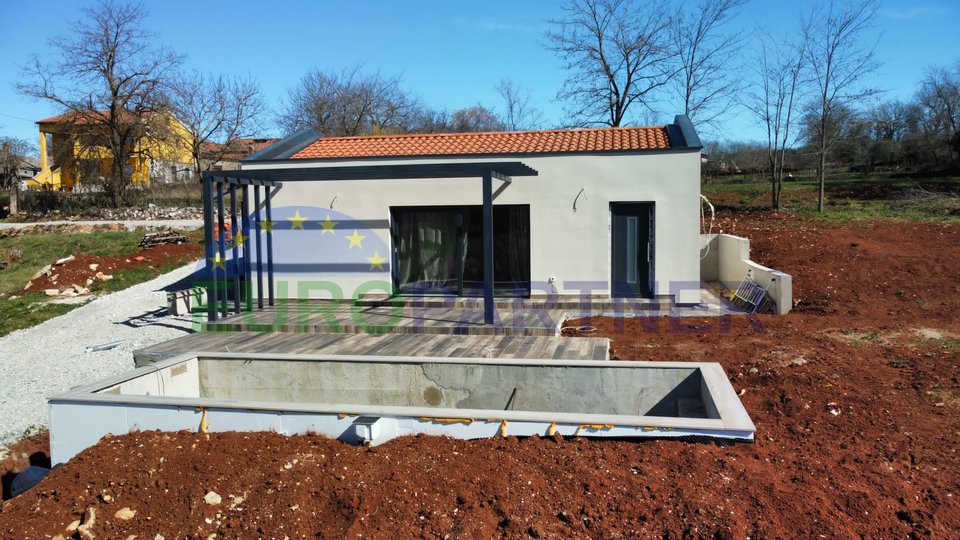 In vendita - una casa prefabbricata di nuova costruzione con piscina su un ampio appezzamento di terreno