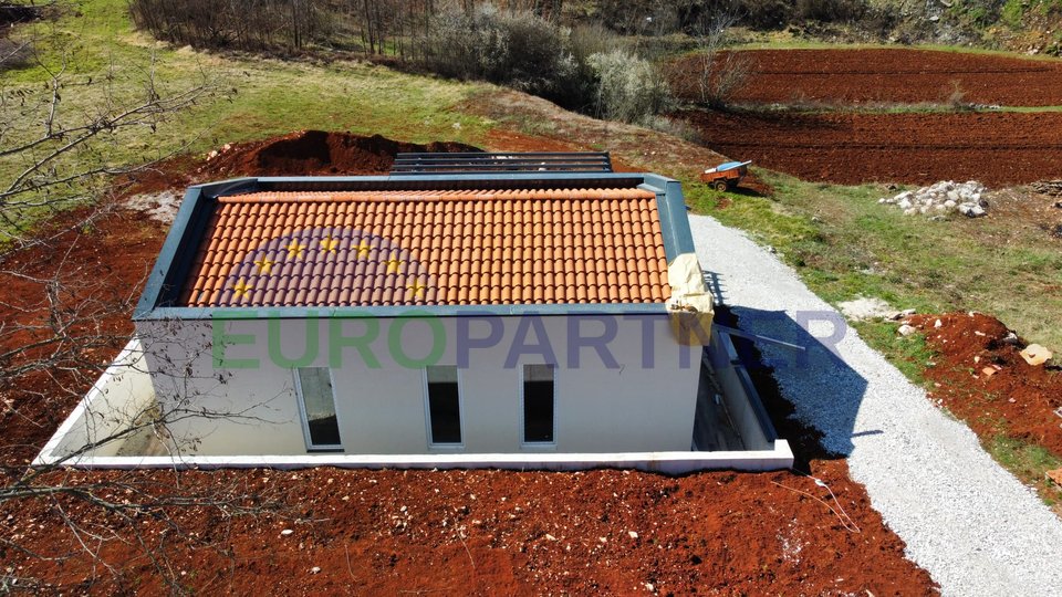 In vendita - una casa prefabbricata di nuova costruzione con piscina su un ampio appezzamento di terreno