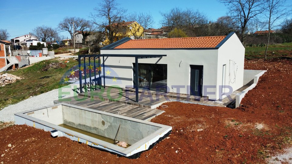 In vendita - una casa prefabbricata di nuova costruzione con piscina su un ampio appezzamento di terreno