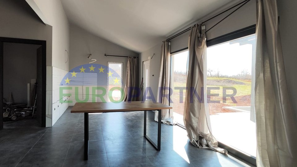 In vendita - una casa prefabbricata di nuova costruzione con piscina su un ampio appezzamento di terreno