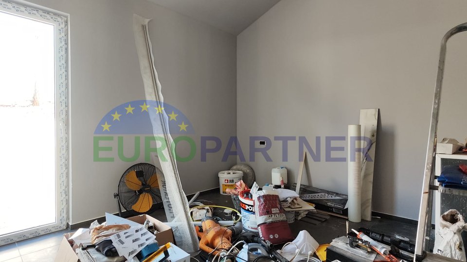 In vendita - una casa prefabbricata di nuova costruzione con piscina su un ampio appezzamento di terreno