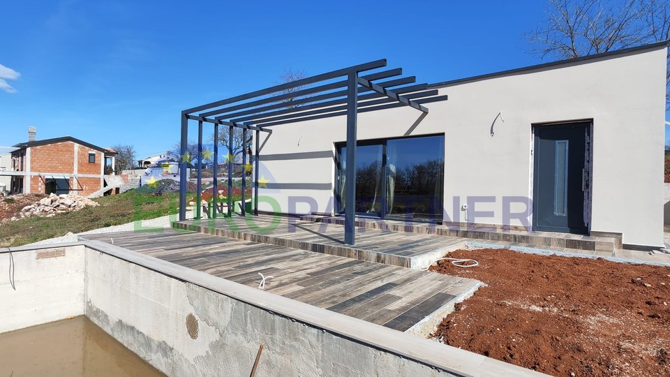 In vendita - una casa prefabbricata di nuova costruzione con piscina su un ampio appezzamento di terreno