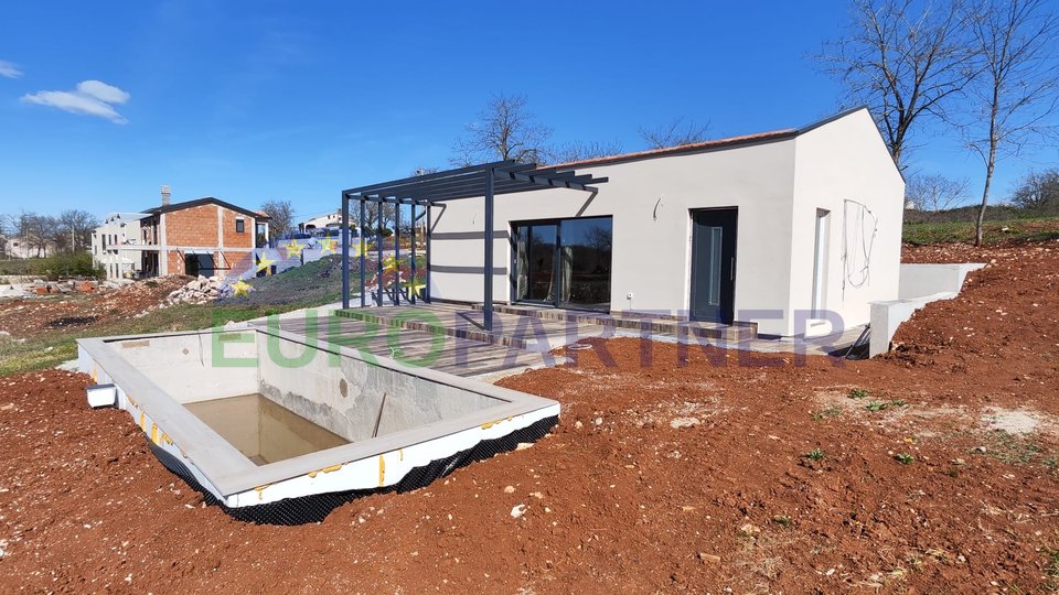 In vendita - una casa prefabbricata di nuova costruzione con piscina su un ampio appezzamento di terreno