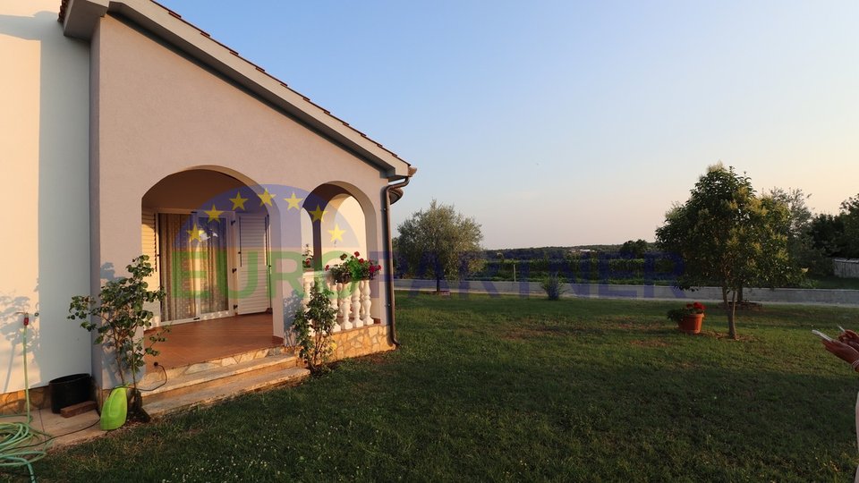 Gebiet Višnjan - einstöckiges Haus mit 3 Schlafzimmern und großem Garten