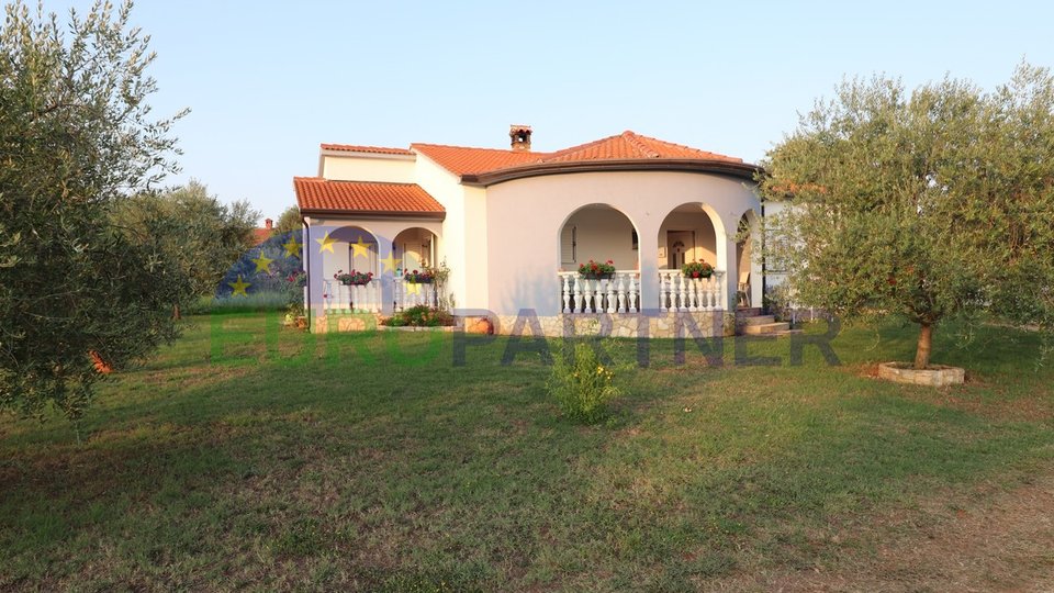 Gebiet Višnjan - einstöckiges Haus mit 3 Schlafzimmern und großem Garten