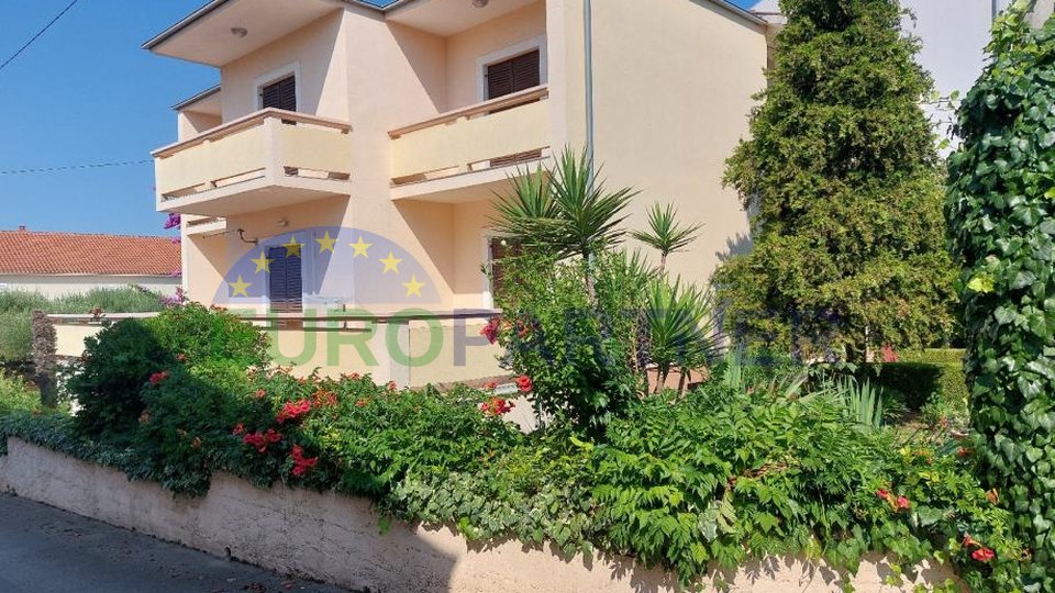 Freistehende Haus 3 Wohnungen und Meerblick, attraktiven Lage in der Siedlung Diklo-Zadar