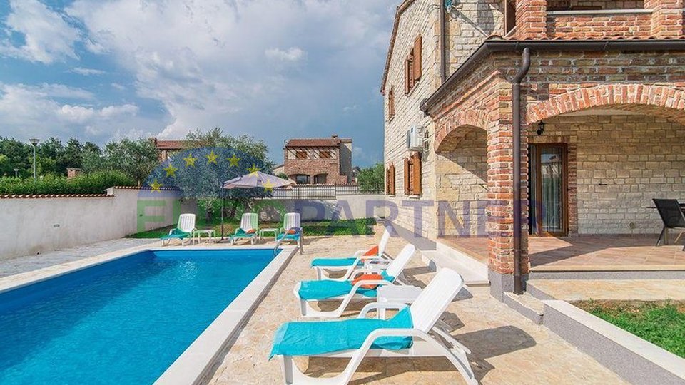 Ein schönes Steinhaus mit Swimmingpool in Savičenta