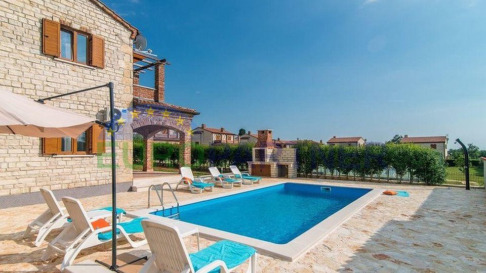 A beautiful stone house with a swimming pool in Savičenta