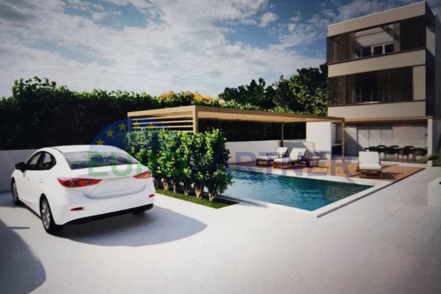 Villa auf 3 Etagen mit einem Pool, 300 m2, erste Reihe am Meer in Kaštela, zu verkaufen