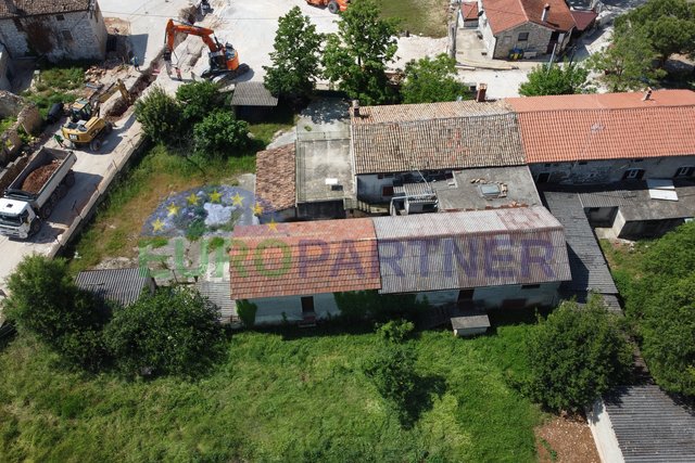Building plot with house for renovation, Kaštelir