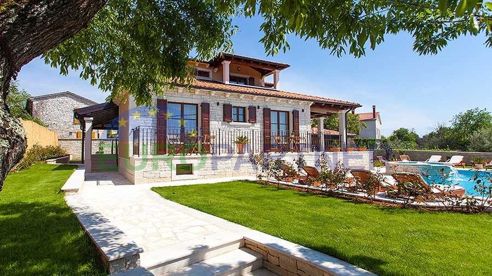 Villa situata su una collina con una splendida vista sul mare