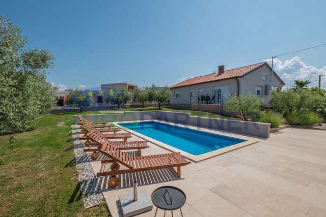 Villa con ampio giardino e piscina, zona Parenzo