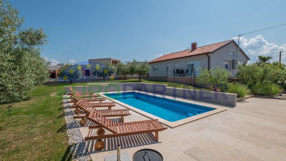 Villa with a large garden and swimming pool, Poreč area