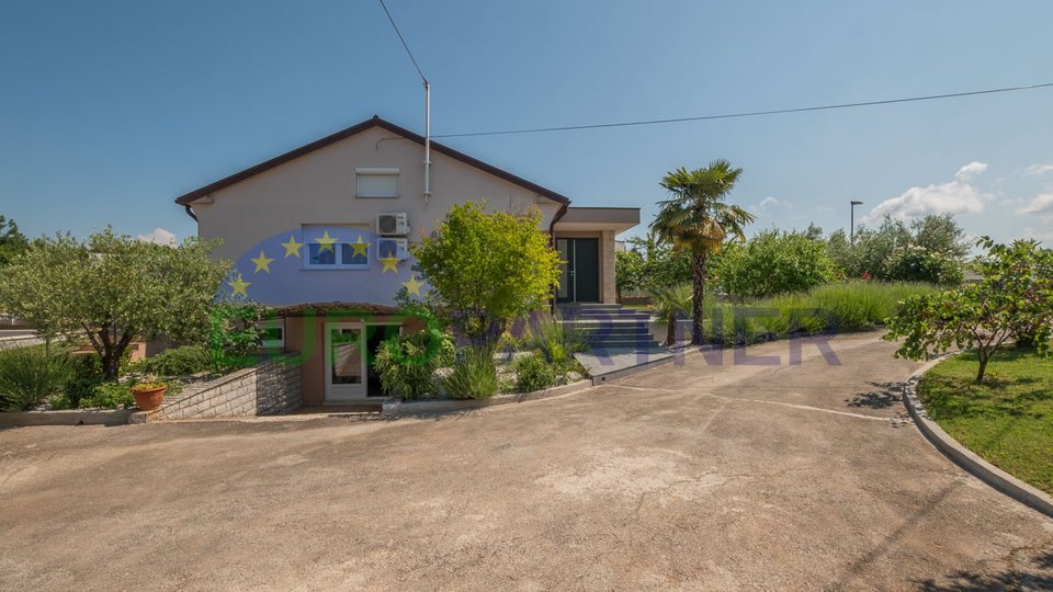 Villa with a large garden and swimming pool, Poreč area