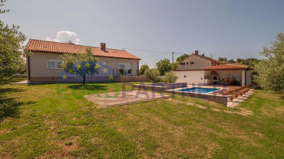 Villa con ampio giardino e piscina, zona Parenzo