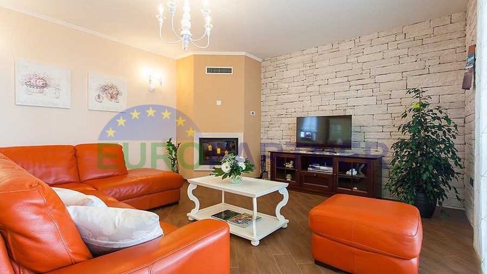Villa situata su una collina con una splendida vista sul mare