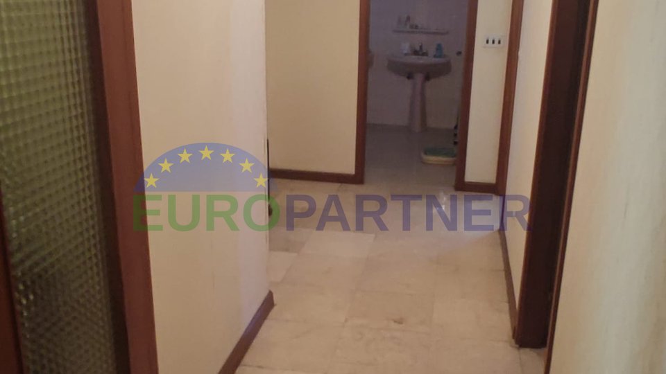 Comfortable apartment 148 m2 with garage, 4 rooms with sea view, Split Gripe