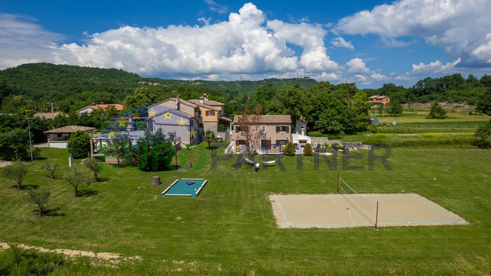Proprietà affascinante nel cuore dell'Istria: tre case, una piscina e un bellissimo giardino