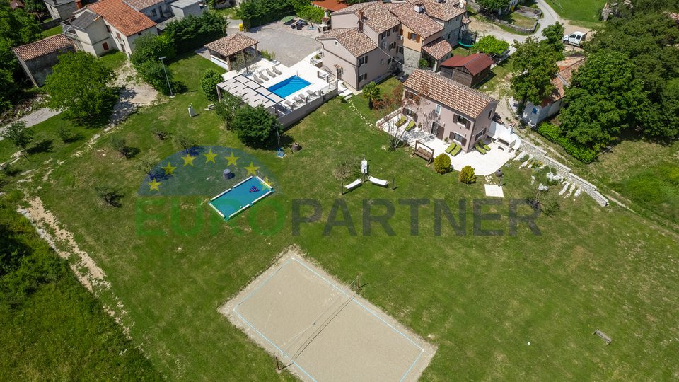 Charming property in the heart of Istria: three houses, a swimming pool and a beautiful garden