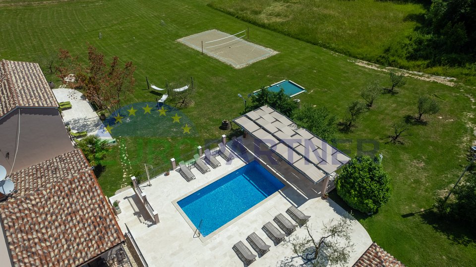 Proprietà affascinante nel cuore dell'Istria: tre case, una piscina e un bellissimo giardino