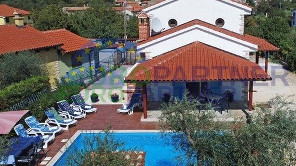 Višnjan, schönes Haus mit Schwimmbad und Außengrill
