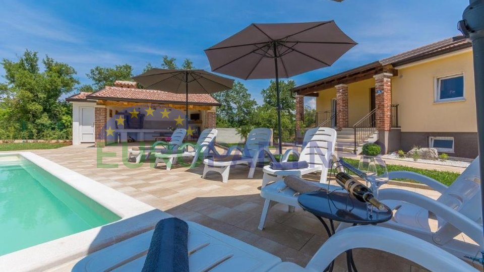 Bungalow with swimming pool and building plot in the vicinity of Višnjan