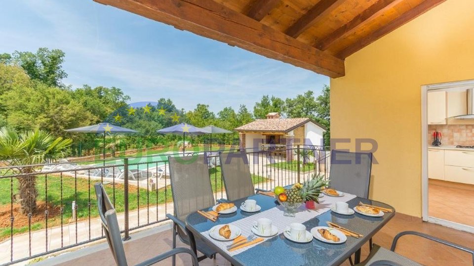 Bungalow with swimming pool and building plot in the vicinity of Višnjan