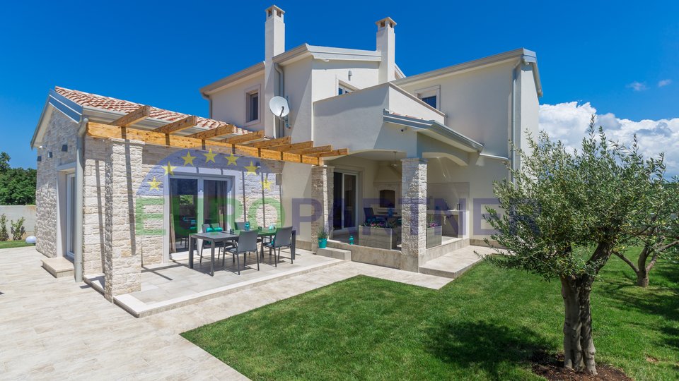 Neue, modern ausgestattete Villa mit Swimmingpool