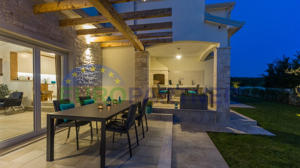 New, modernly equipped villa with swimming pool