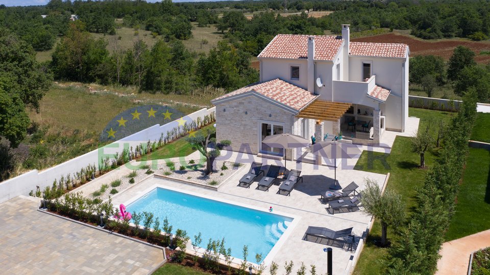 Neue, modern ausgestattete Villa mit Swimmingpool