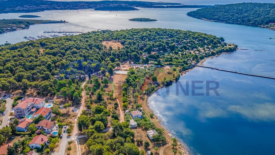 Building land by the sea with a building permit in the vicinity of Pula