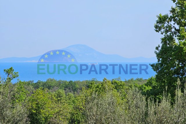 For sale is a building plot with an agricultural plot in the vicinity of Pula
