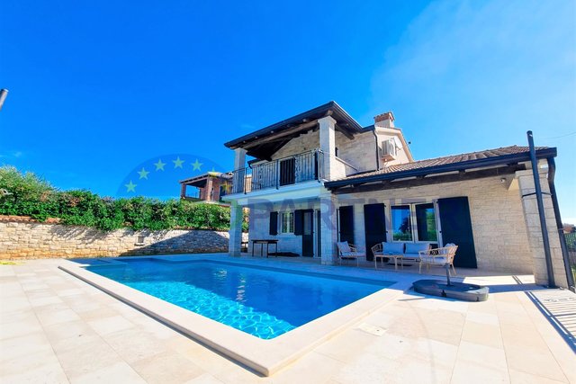 Una bellissima villa con piscina vicino a Parenzo