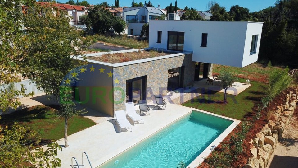 Zu verkaufen, eine Villa mit Swimmingpool, nur 1 km vom Meer entfernt, in der Nähe von Poreč