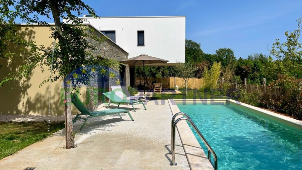 In vendita villa con piscina a solo 1 km dal mare, vicino a Parenzo