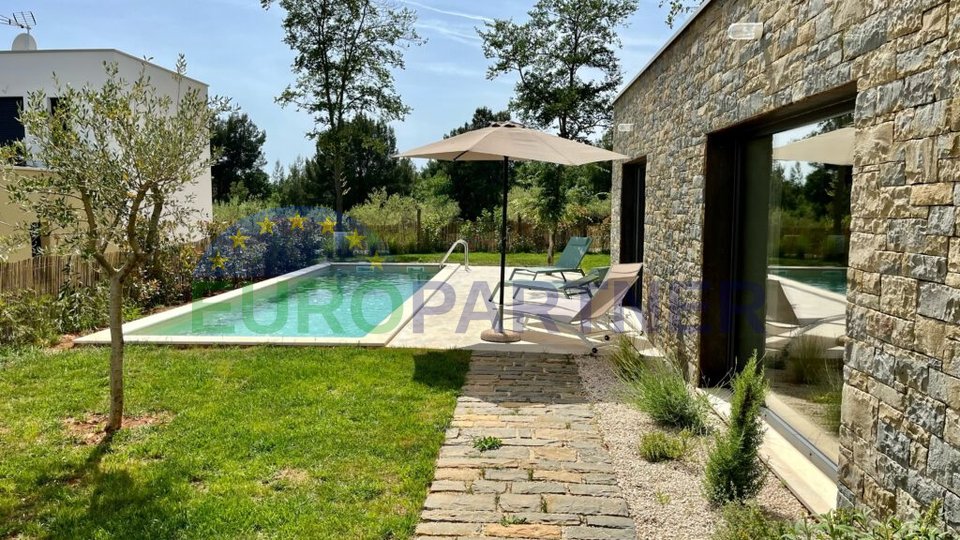 In vendita villa con piscina a solo 1 km dal mare, vicino a Parenzo