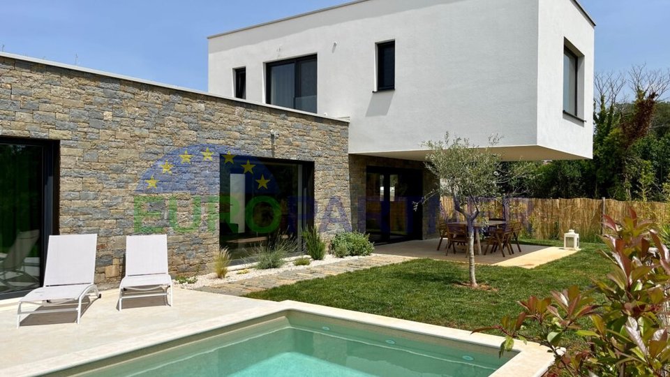 For sale, a villa with a swimming pool just 1 km from the sea, near Poreč