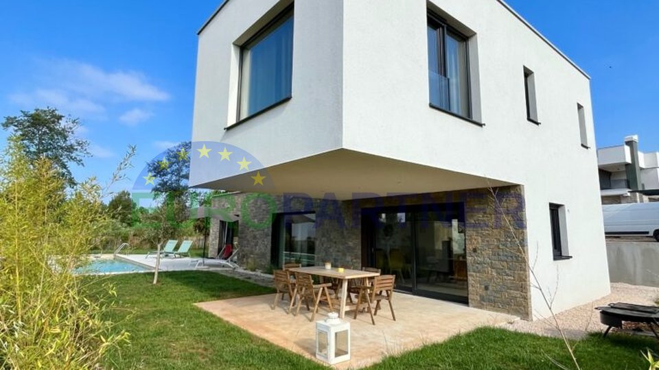 Zu verkaufen, eine Villa mit Swimmingpool, nur 1 km vom Meer entfernt, in der Nähe von Poreč