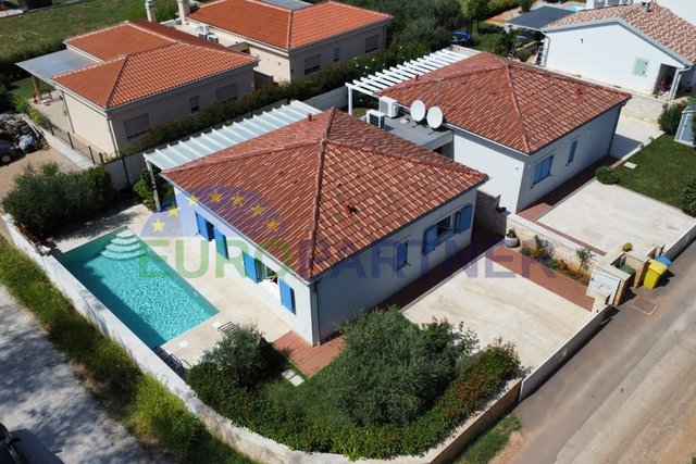 A house with a swimming pool in the immediate vicinity of Novigrad