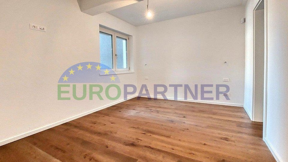 Luxurious apartment on the ground floor with a yard, new building, Poreč, 1 km from the sea