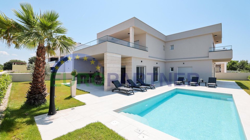Luxury villa with pool and 5 bedrooms just 300 m from the sea